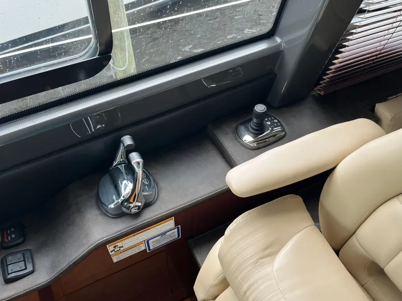 Slide: The Image of Sea Ray Sundancer 460 2017 - 81