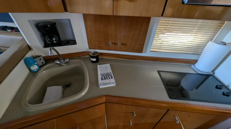 Slide: The Image of Carver 350 Mariner 2002 kitchen area with sink and stove. - 28