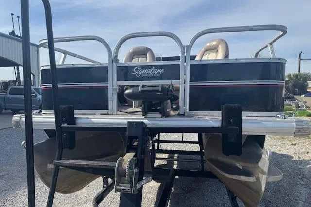 Slide: The Image of 2015 Sun Tracker Bass Buggy 16 DLX pontoon boat on trailer, rear view. - 9