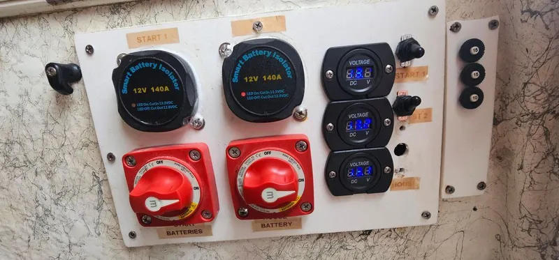 Slide: The Image of Battery and voltage display on a 2008 Sailfish 2360 CC boat. - 43