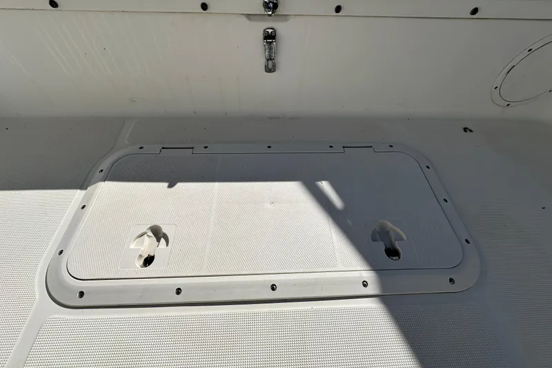 Slide: The Image of 1999 Robalo 2420 Center Console boat deck with storage hatch. - 72