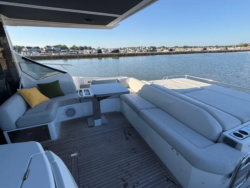 Slide: The Image of Azimut S6 2019 - 10