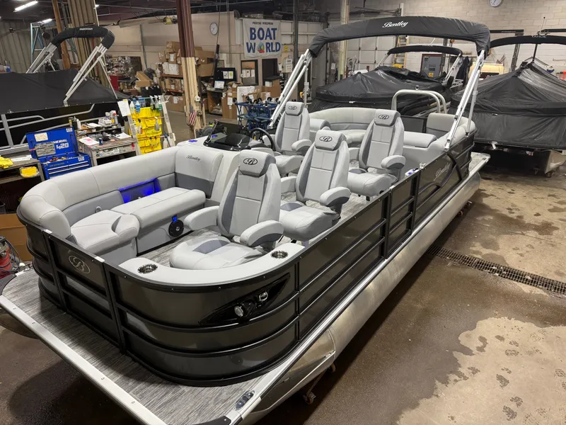 The Image of Bentley Pontoons Legacy 220 Navigator DL Quad Lounge 2026 - 1