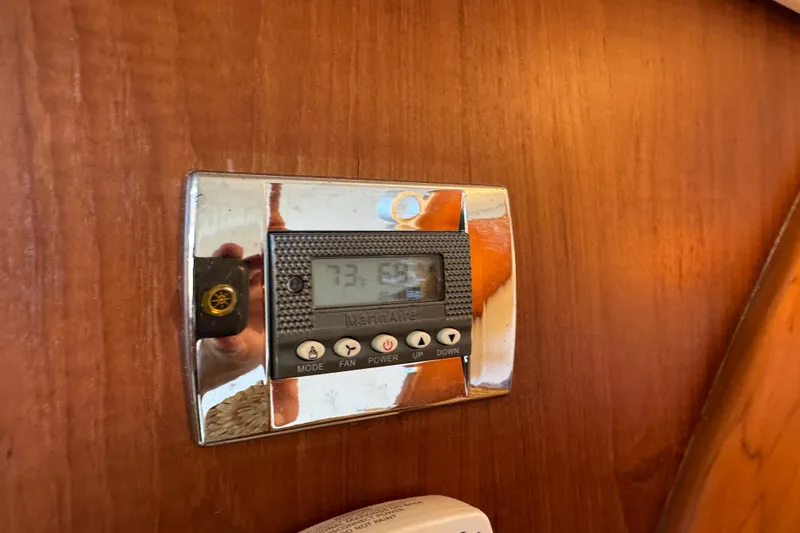 Slide: The Image of Thermostat on 2002 Luhrs 32 Open boat, displaying temperature settings. - 21