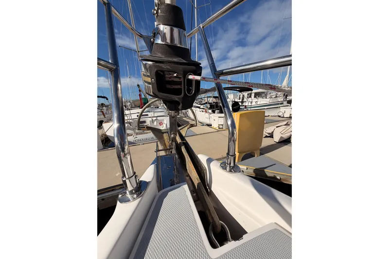 Slide: The Image of 2004 Hunter Passage 420 sailboat deck with marina background. - 20