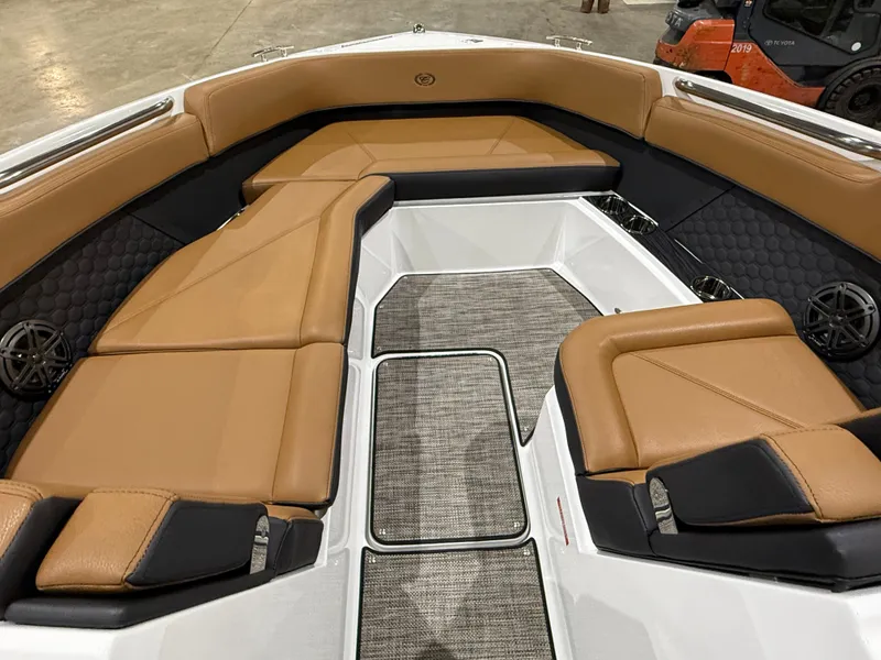 Slide: The Image of Cobalt R8 Surf 2026 - 1061