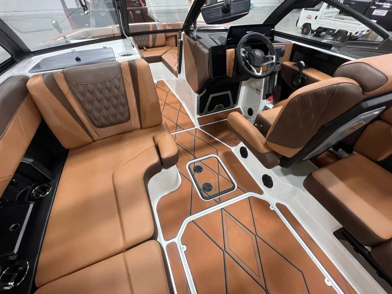 Slide: The Image of Malibu M230 2026 - 1154