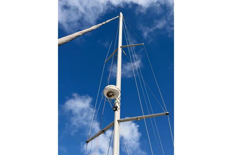 Slide: The Image of Mast of 2007 Beneteau 49 sailboat against a clear blue sky. - 7
