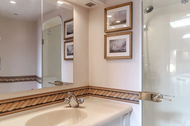 Slide: The Image of 1999 Viking Enclosed Bridge - Image 29 - 29