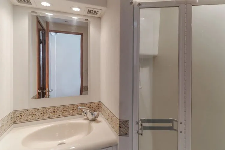 Slide: The Image of 1999 Viking Enclosed Bridge - Image 30 - 30