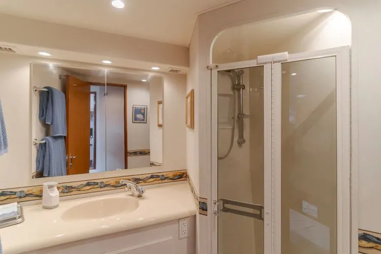 Slide: The Image of 1999 Viking Enclosed Bridge - Image 32 - 32