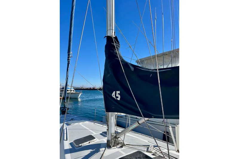 Slide: The Image of 1986 Hunter Legend 45 sailboat with mast and rigging in marina. - 13