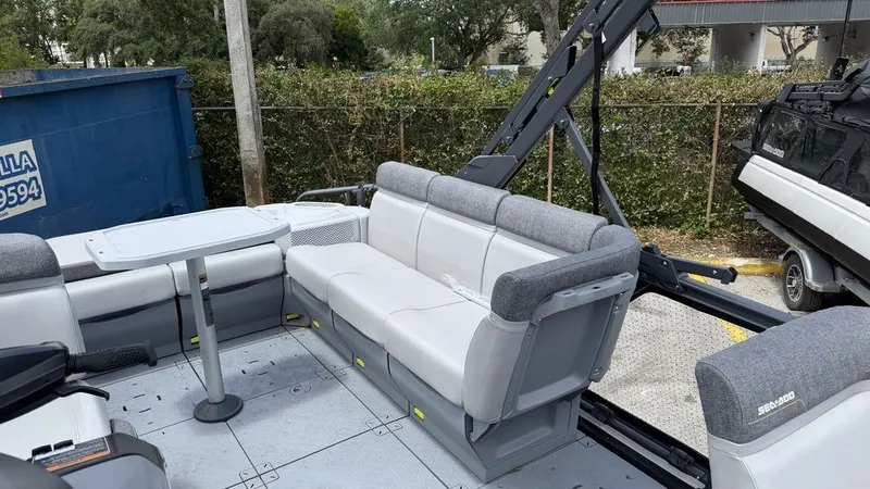 Slide: The Image of Sea-Doo Switch Cruise™ 21 - 300 hp - Tech Galvan 2026 - 11