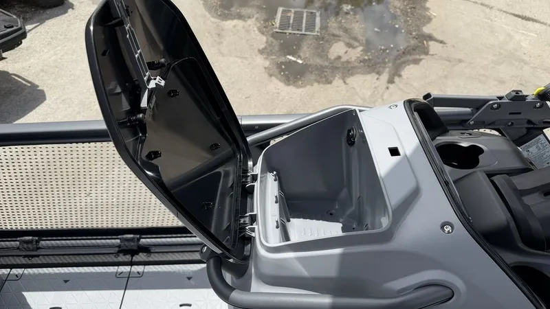 Slide: The Image of Sea-Doo Switch Cruise™ 21 - 300 hp - Tech Galvan 2026 - 15