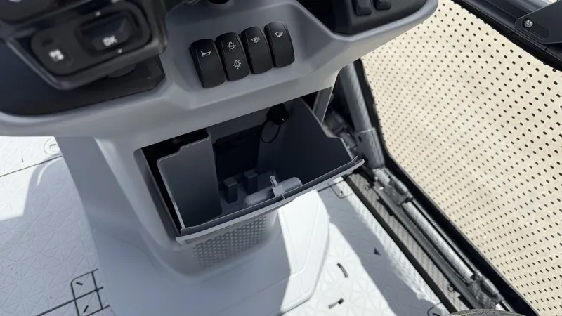 Slide: The Image of Sea-Doo Switch Cruise™ 21 - 300 hp - Tech Galvan 2026 - 16