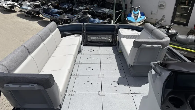 Slide: The Image of Sea-Doo Switch Cruise™ 21 - 300 hp - Tech Galvan 2026 - 17