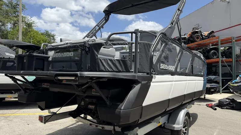 Slide: The Image of Sea-Doo Switch Cruise™ 21 - 300 hp - Tech Galvan 2026 - 2