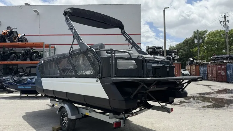 Slide: The Image of Sea-Doo Switch Cruise™ 21 - 300 hp - Tech Galvan 2026 - 4