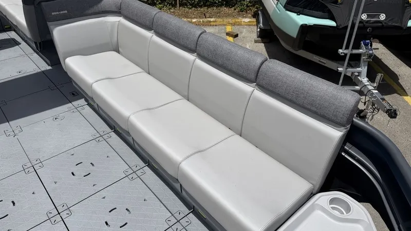 Slide: The Image of Sea-Doo Switch Cruise™ 21 - 300 hp - Tech Galvan 2026 - 8