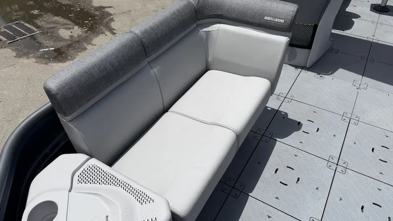 Slide: The Image of Sea-Doo Switch Cruise™ 21 - 300 hp - Tech Galvan 2026 - 9