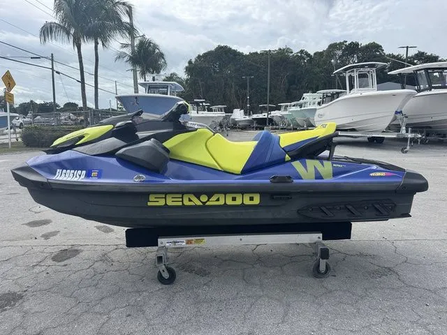 Slide: The Image of Sea-Doo Wake 170 2020 - 6