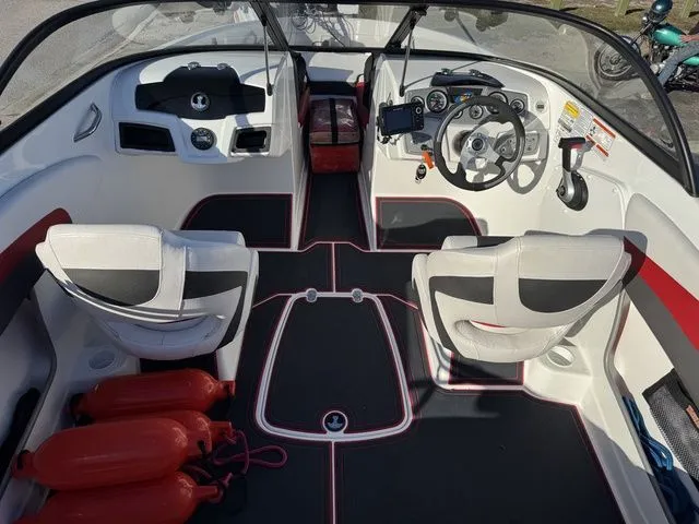 Slide: The Image of Tahoe 550 TF 2021 - 14