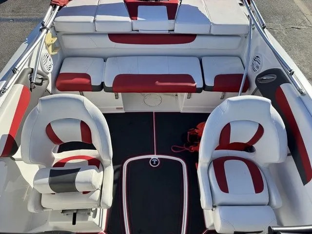 Slide: The Image of Tahoe 550 TF 2021 - 25