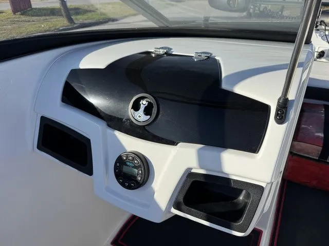 Slide: The Image of Tahoe 550 TF 2021 - 26