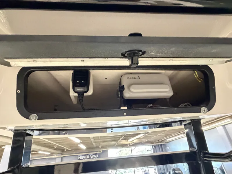 Slide: The Image of Robalo 246 Cayman 2026 - 15