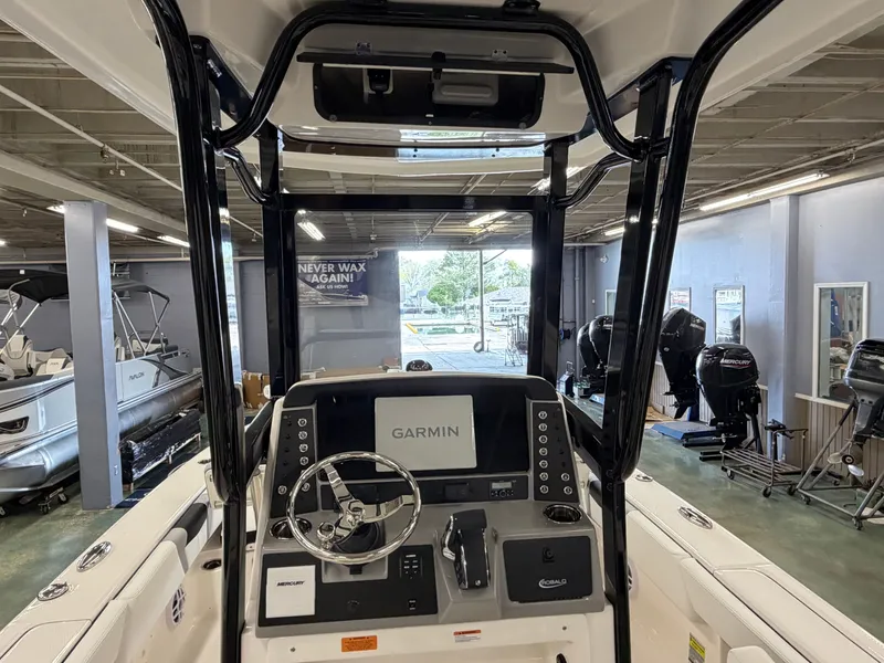 Slide: The Image of Robalo 246 Cayman 2026 - 16