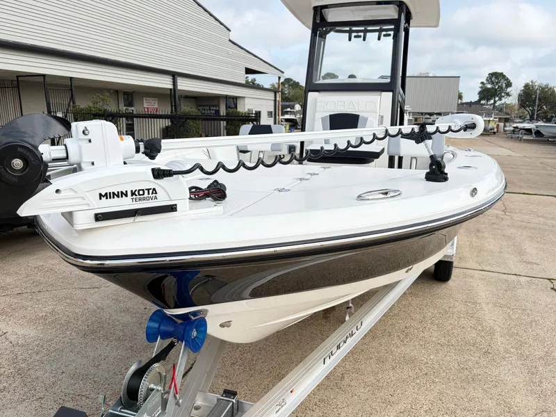 Slide: The Image of Robalo 246 Cayman 2026 - 8