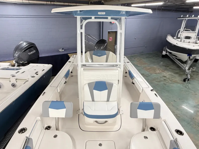 Slide: The Image of Robalo 226 Cayman 2026 - 11