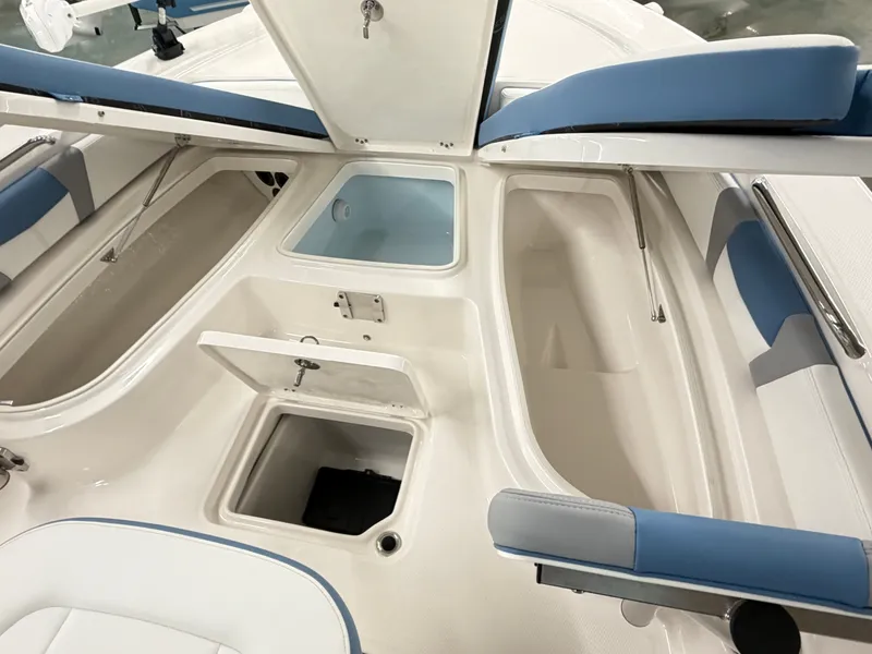 Slide: The Image of Robalo 226 Cayman 2026 - 14