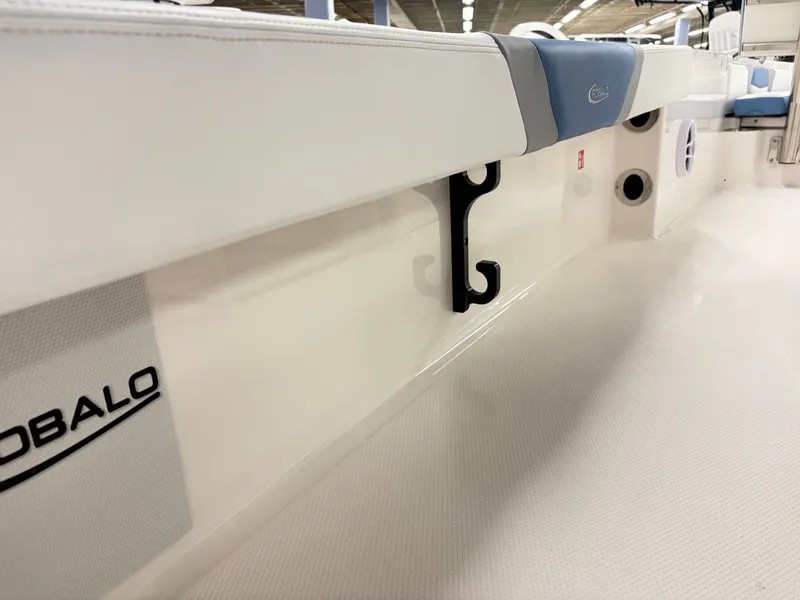 Slide: The Image of Robalo 226 Cayman 2026 - 15