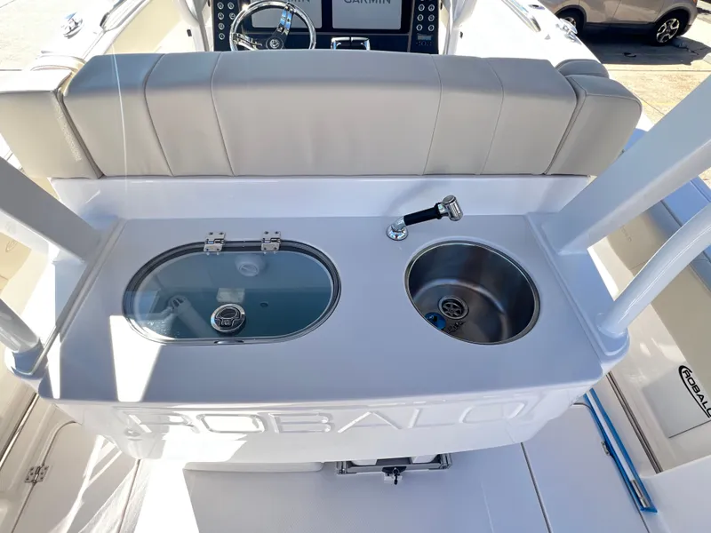 Slide: The Image of Robalo R270 Center Console 2026 - 10