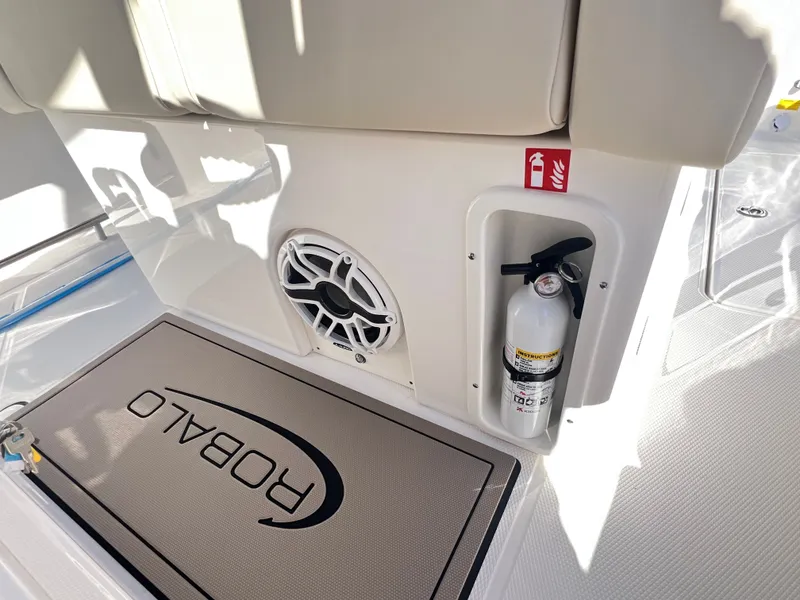 Slide: The Image of Robalo R270 Center Console 2026 - 15
