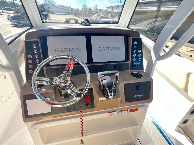 Slide: The Image of Robalo R270 Center Console 2026 - 16