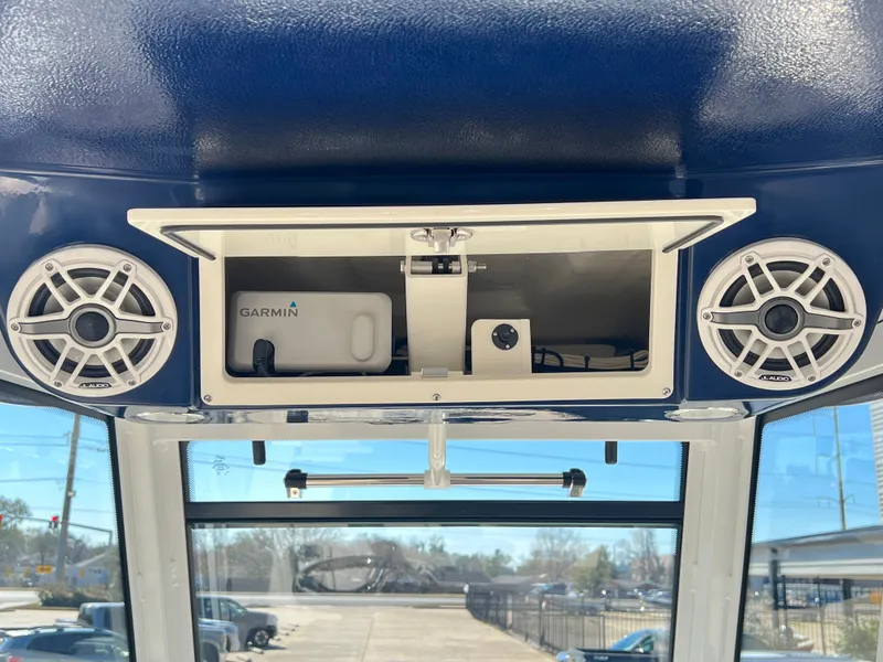 Slide: The Image of Robalo R270 Center Console 2026 - 17