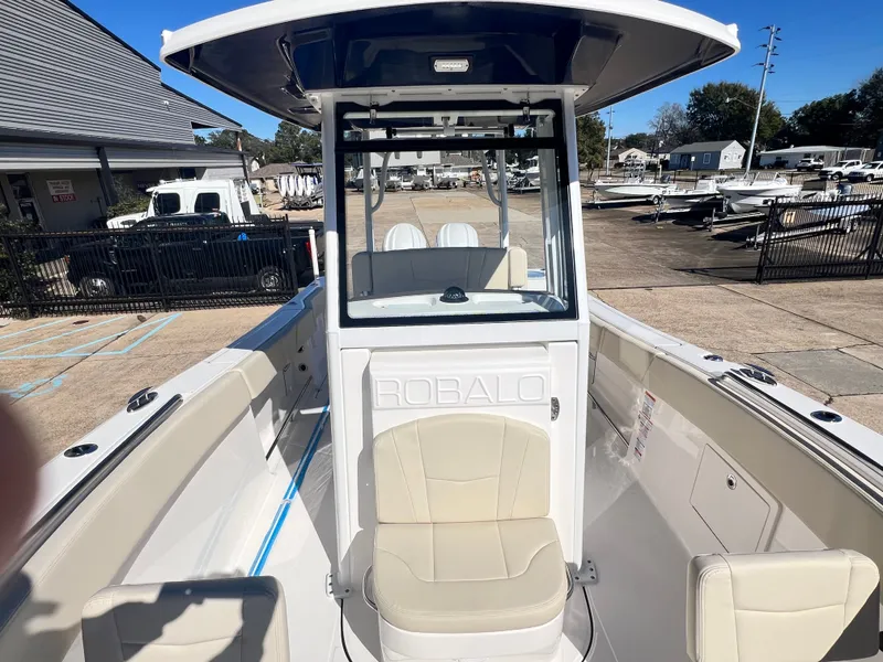 Slide: The Image of Robalo R270 Center Console 2026 - 18