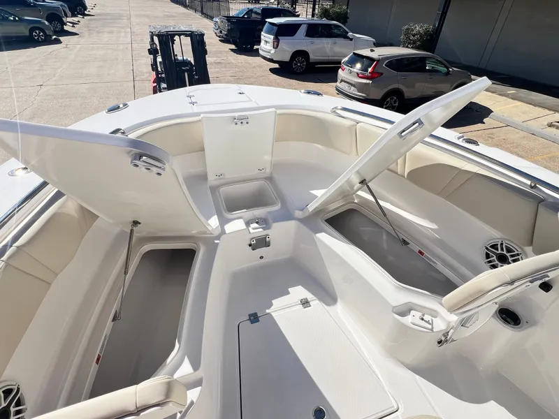 Slide: The Image of Robalo R270 Center Console 2026 - 21