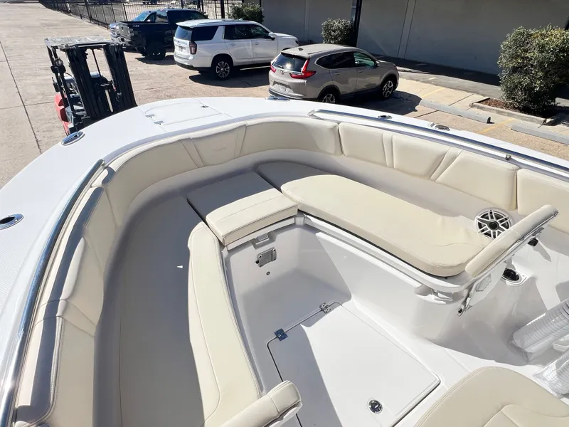 Slide: The Image of Robalo R270 Center Console 2026 - 22