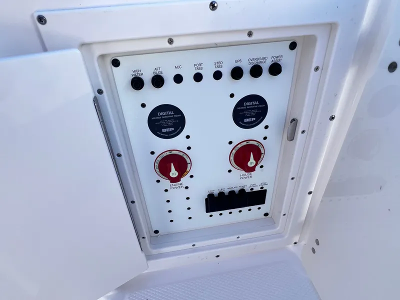 Slide: The Image of Robalo R270 Center Console 2026 - 24