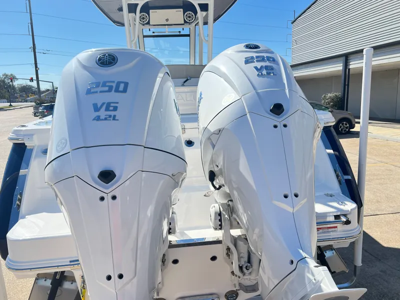 Slide: The Image of Robalo R270 Center Console 2026 - 29