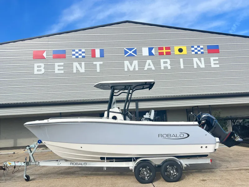 The Image of Robalo R230 Center Console 2026 - 1