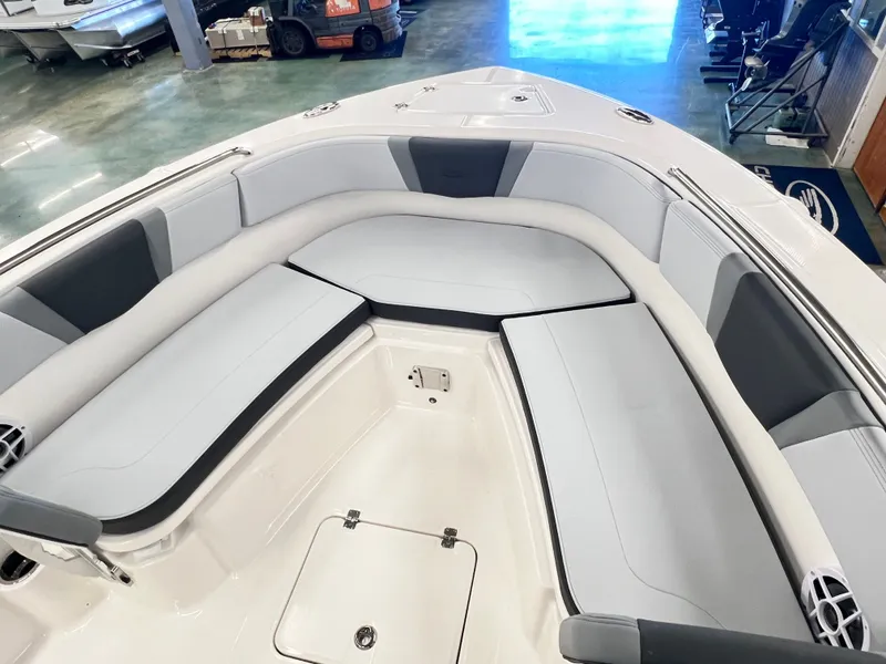 Slide: The Image of Robalo R230 Center Console 2026 - 17