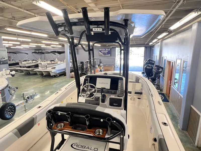 Slide: The Image of Robalo R230 Center Console 2026 - 20