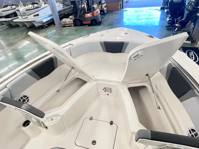 Slide: The Image of Robalo R230 Center Console 2026 - 7