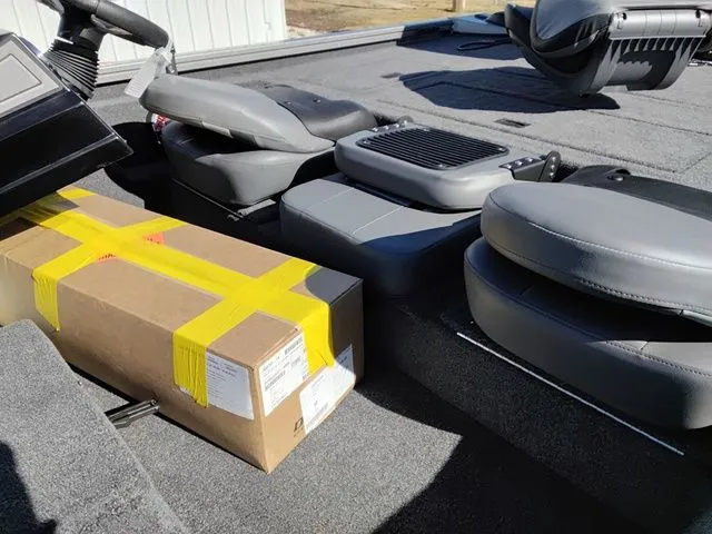 Slide: The Image of Lowe Stinger 195C 2026 - 10