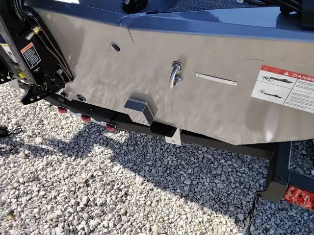 Slide: The Image of Lowe Stinger 195C 2026 - 13