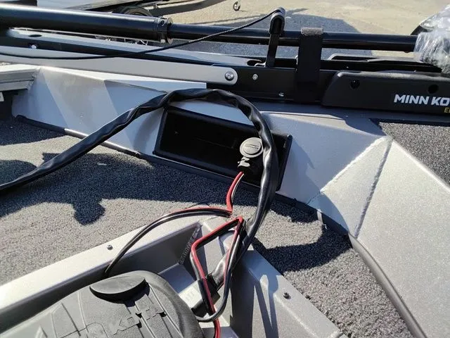 Slide: The Image of Lowe Stinger 195C 2026 - 15